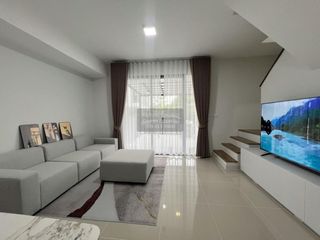 Casa adosada en alquiler de 3 habitaciones en Bang Phli, Samut Prakan
