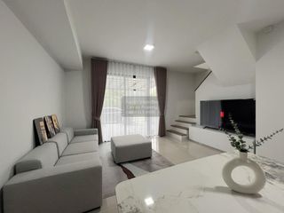 Casa adosada en alquiler de 3 habitaciones en Bang Phli, Samut Prakan
