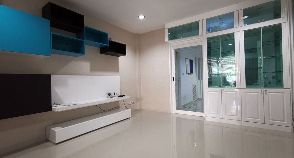 Casa adosada en venta de 3 habitaciones en Bang Khen, Bangkok