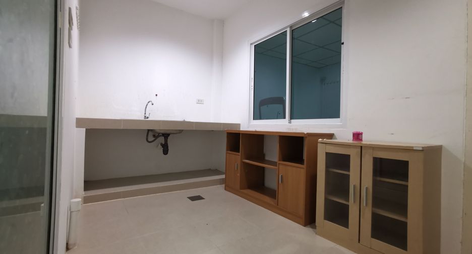 Casa adosada en venta de 3 habitaciones en Bang Khen, Bangkok