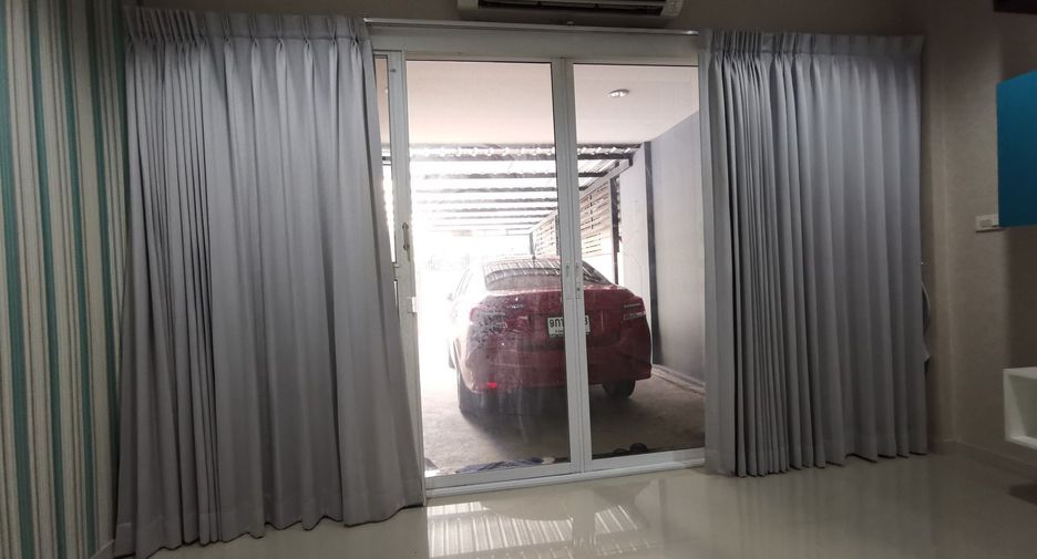 Casa adosada en venta de 3 habitaciones en Bang Khen, Bangkok
