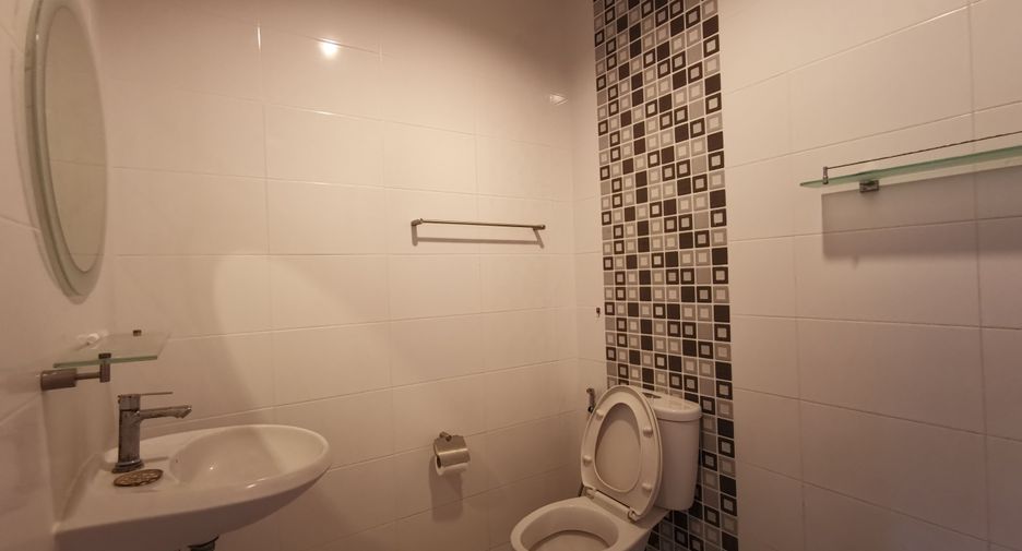 Casa adosada en venta de 3 habitaciones en Bang Khen, Bangkok