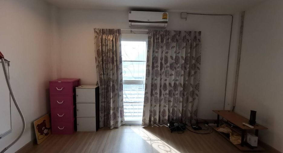 Casa adosada en venta de 3 habitaciones en Bang Khen, Bangkok