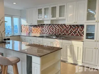 For sale 3 bedrooms condo in Huai Khwang, Bangkok