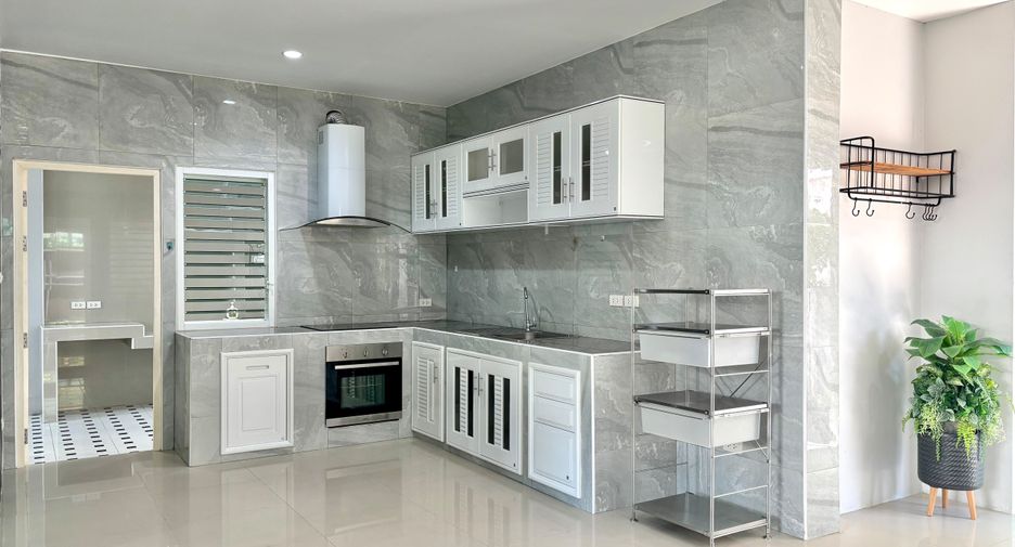 Casa en venta y en alquiler de 4 habitaciones en Mueang Phuket, Phuket