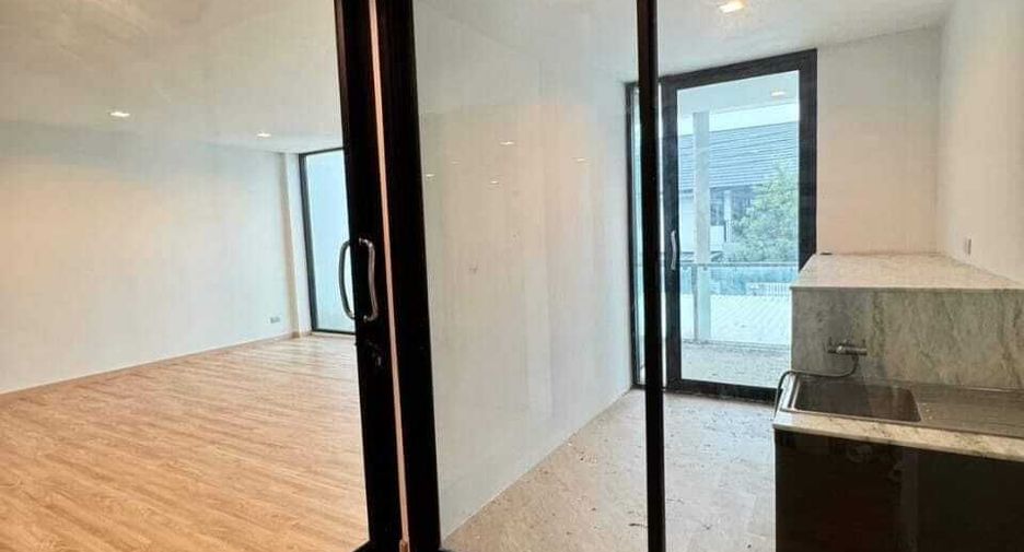 Casa adosada en venta de 3 habitaciones en Lat Phrao, Bangkok