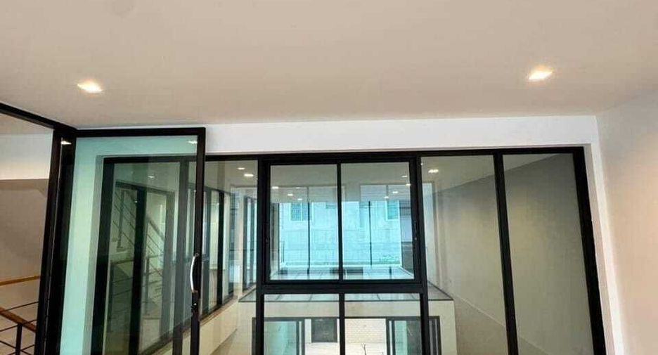 Casa adosada en venta de 3 habitaciones en Lat Phrao, Bangkok