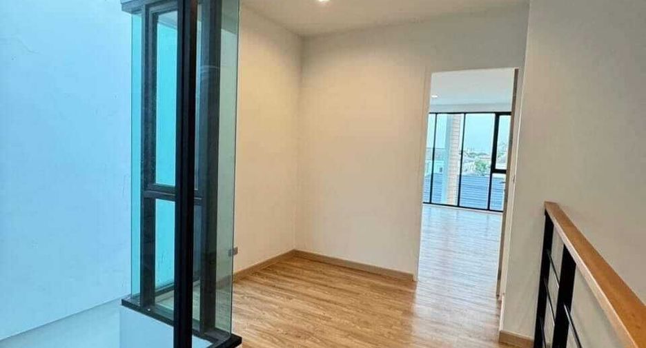 Casa adosada en venta de 3 habitaciones en Lat Phrao, Bangkok