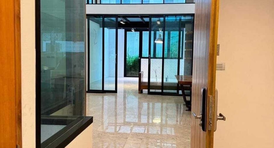 Casa adosada en venta de 3 habitaciones en Lat Phrao, Bangkok