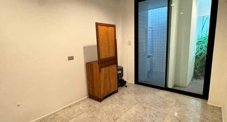 Casa adosada en venta de 3 habitaciones en Lat Phrao, Bangkok