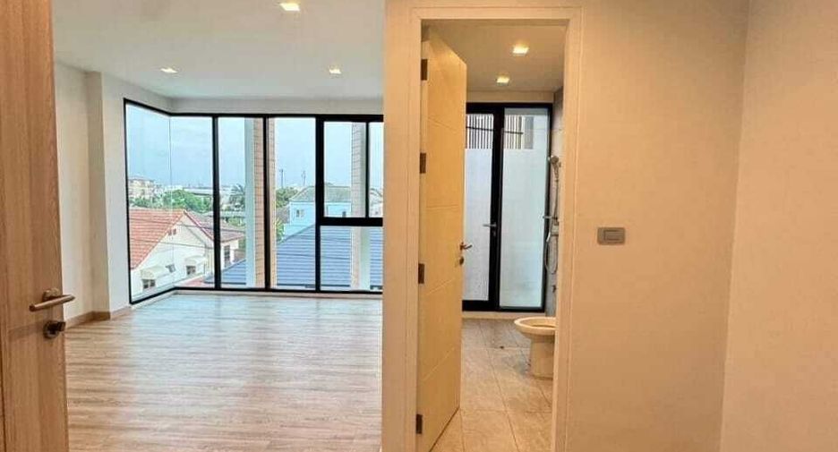 Casa adosada en venta de 3 habitaciones en Lat Phrao, Bangkok