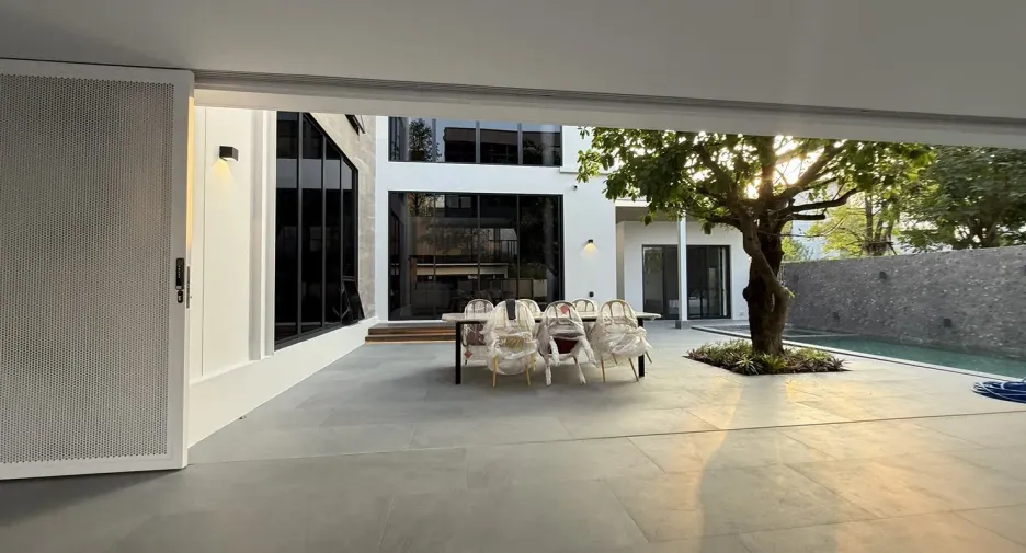 Casa en venta y en alquiler de 5 habitaciones en Saphan Sung, Bangkok
