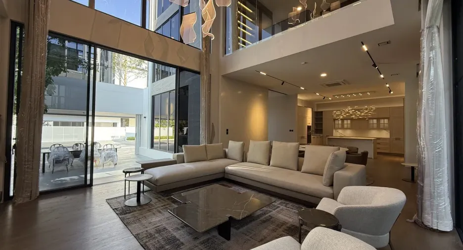 Casa en venta y en alquiler de 5 habitaciones en Saphan Sung, Bangkok