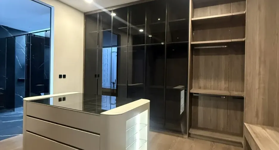 Casa en venta y en alquiler de 5 habitaciones en Saphan Sung, Bangkok