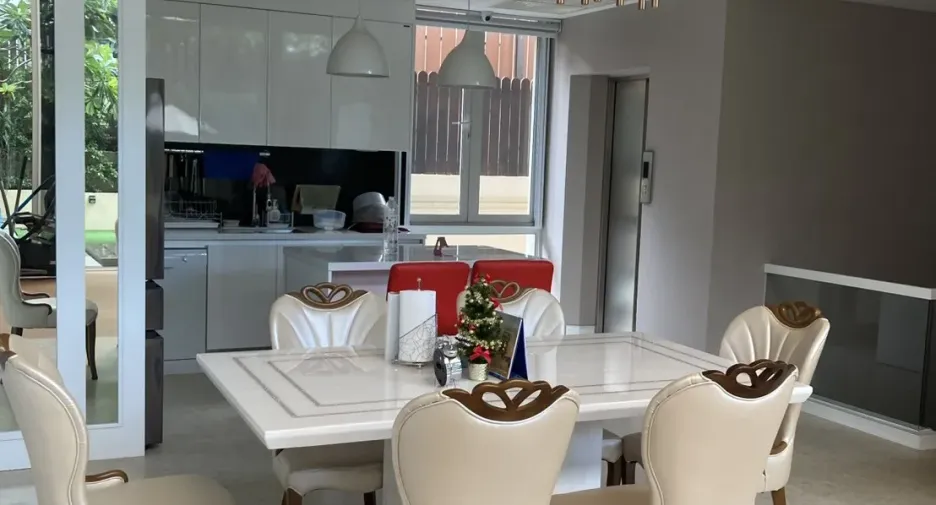 Villa zum Kauf und zur Miete mit 2 Zimmer in Watthana, Bangkok