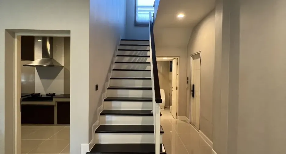 Casa en alquiler de 4 habitaciones en Bang Kapi, Bangkok