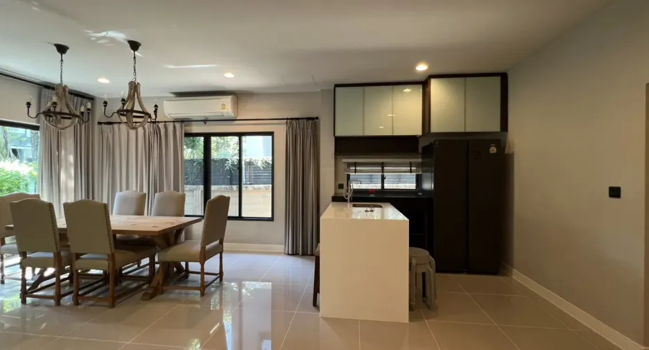 Casa en alquiler de 4 habitaciones en Bang Kapi, Bangkok