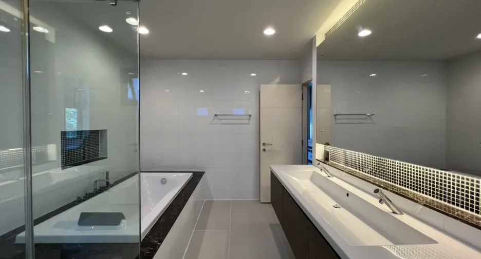 Casa en alquiler de 4 habitaciones en Bang Kapi, Bangkok