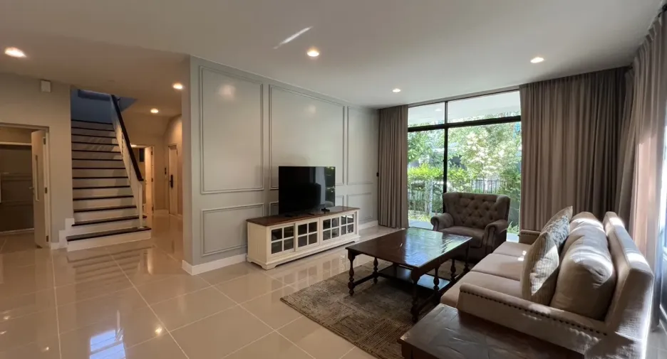Casa en alquiler de 4 habitaciones en Bang Kapi, Bangkok
