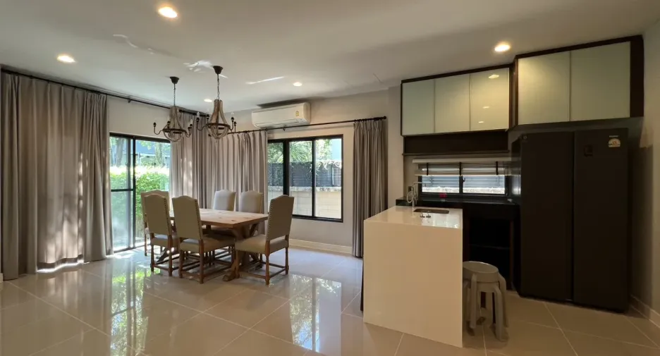 Casa en alquiler de 4 habitaciones en Bang Kapi, Bangkok