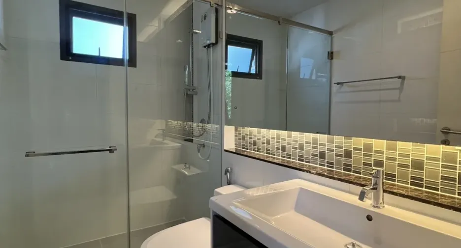 Casa en alquiler de 4 habitaciones en Bang Kapi, Bangkok