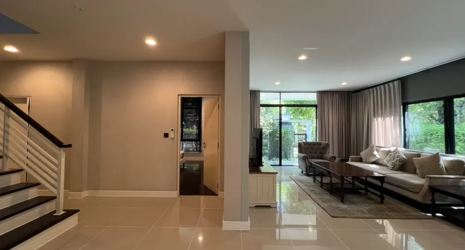 Casa en alquiler de 4 habitaciones en Bang Kapi, Bangkok