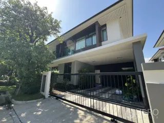 Casa en alquiler de 4 habitaciones en Bang Kapi, Bangkok