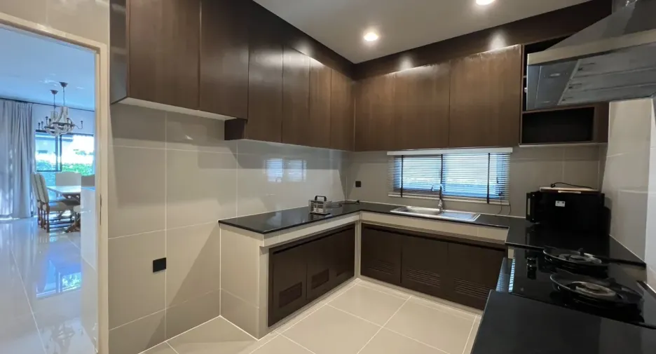 Casa en alquiler de 4 habitaciones en Bang Kapi, Bangkok