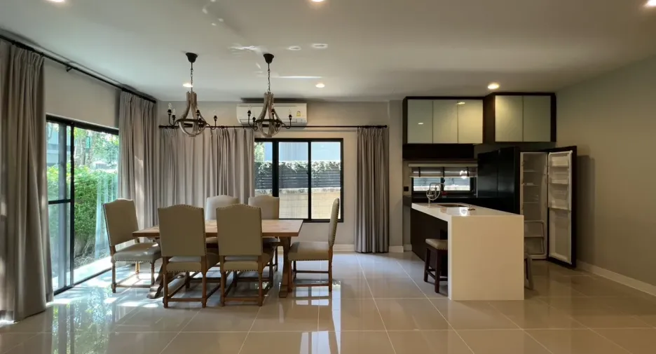 Casa en alquiler de 4 habitaciones en Bang Kapi, Bangkok