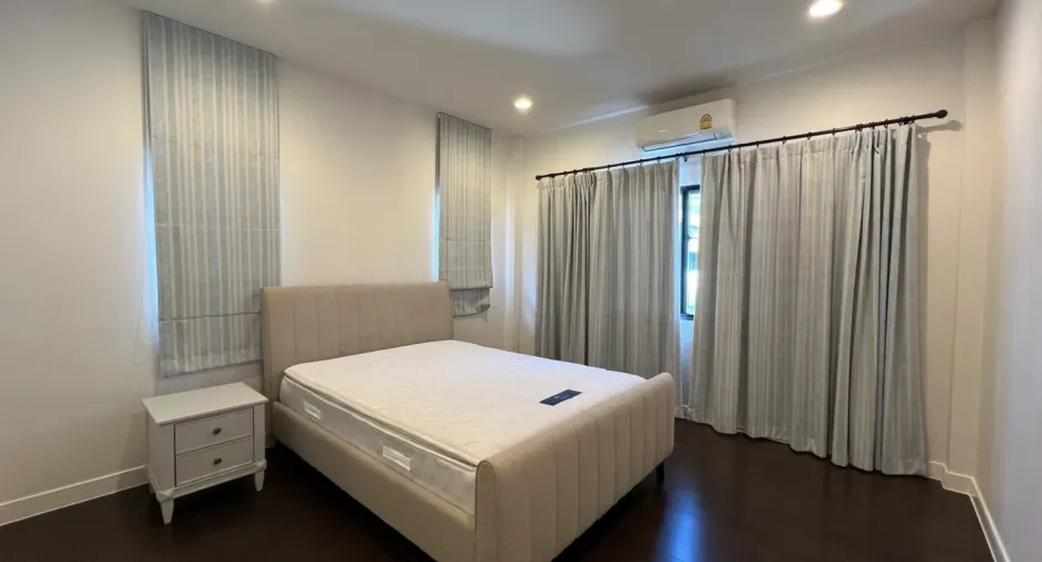 Casa en alquiler de 4 habitaciones en Bang Kapi, Bangkok