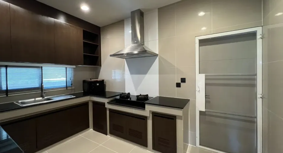 Casa en alquiler de 4 habitaciones en Bang Kapi, Bangkok