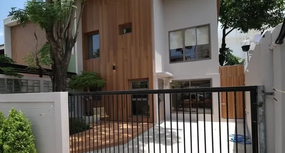 For rent 3 bedrooms house in Watthana, Bangkok