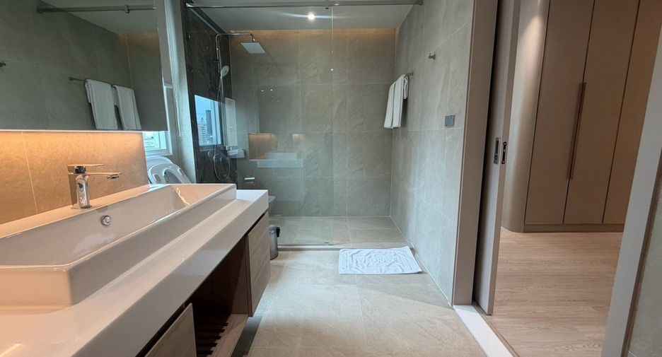 For rent 3 bedrooms condo in Khlong Toei, Bangkok