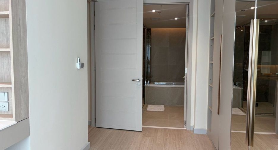 For rent 3 bedrooms condo in Khlong Toei, Bangkok