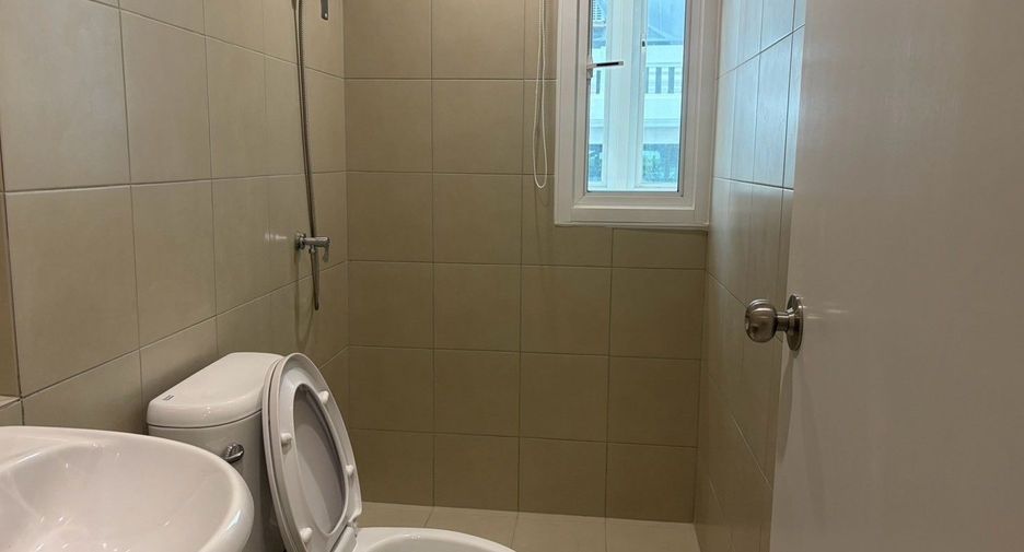 For rent 3 bedrooms condo in Khlong Toei, Bangkok