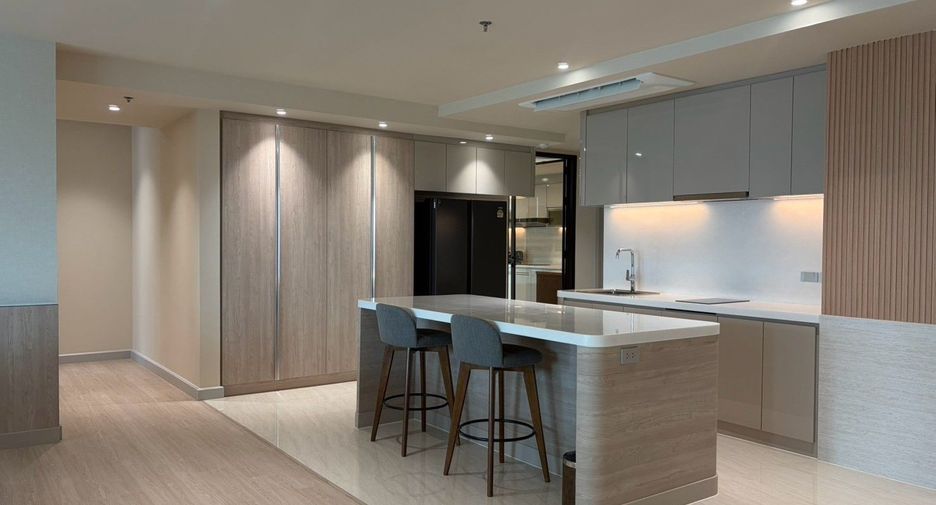 For rent 3 bedrooms condo in Khlong Toei, Bangkok
