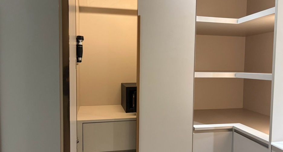 For rent 3 bedrooms condo in Khlong Toei, Bangkok