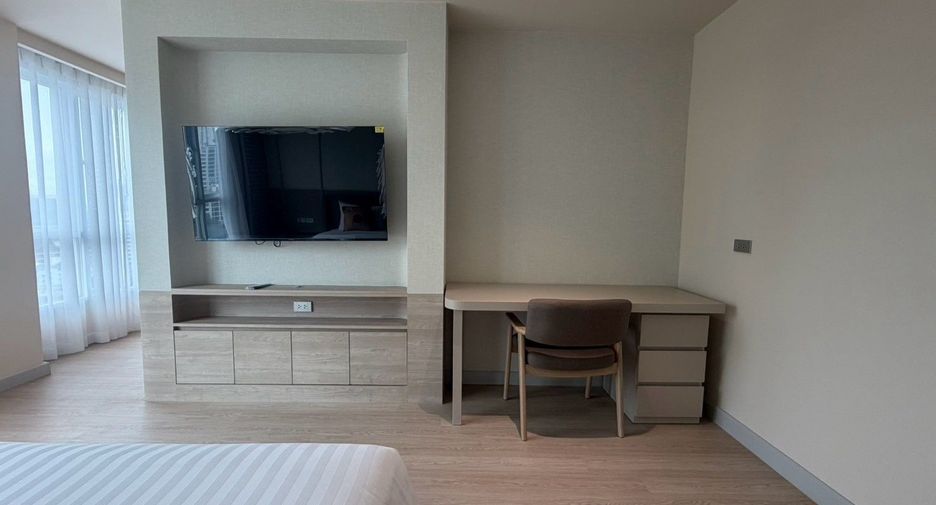 For rent 3 bedrooms condo in Khlong Toei, Bangkok