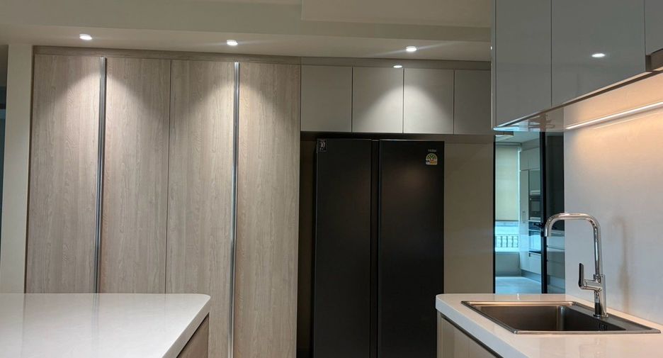 For rent 3 bedrooms condo in Khlong Toei, Bangkok