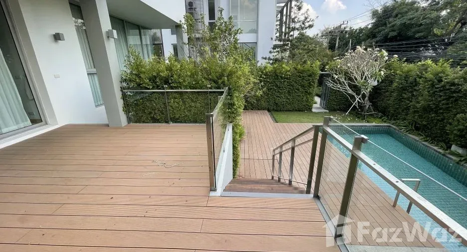 For rent 3 bedrooms townhouse in Huai Khwang, Bangkok