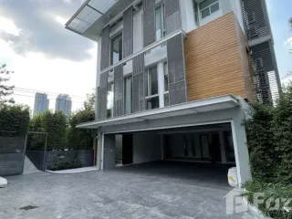 For rent 3 bedrooms townhouse in Huai Khwang, Bangkok