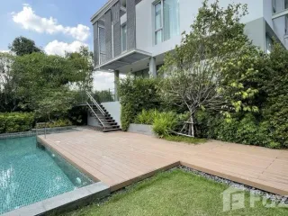 For rent 3 bedrooms townhouse in Huai Khwang, Bangkok
