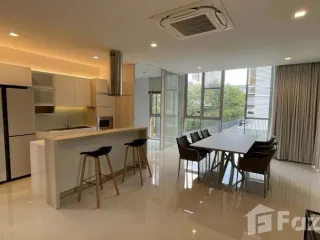 For rent 3 bedrooms townhouse in Huai Khwang, Bangkok