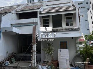 For rent 4 bedrooms townhouse in Watthana, Bangkok