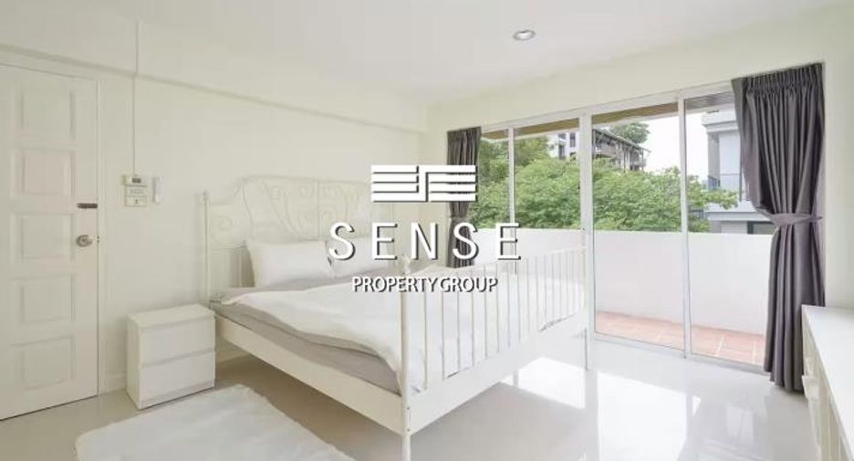 For rent 5 bedrooms townhouse in Watthana, Bangkok