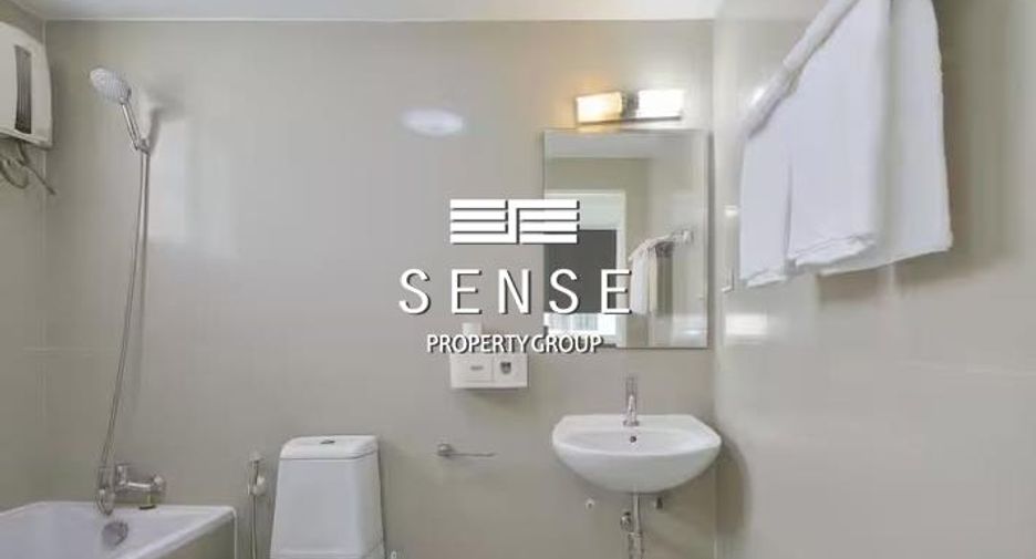 For rent 5 bedrooms townhouse in Watthana, Bangkok