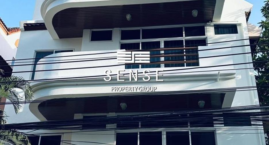 For rent 5 bedrooms townhouse in Watthana, Bangkok