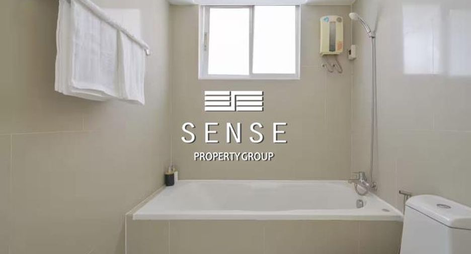 For rent 5 bedrooms townhouse in Watthana, Bangkok