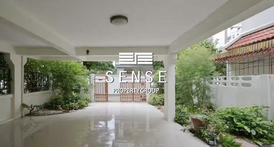 For rent 5 bedrooms townhouse in Watthana, Bangkok