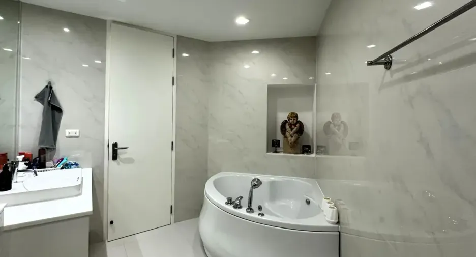For sale 2 bedrooms condo in Dusit, Bangkok